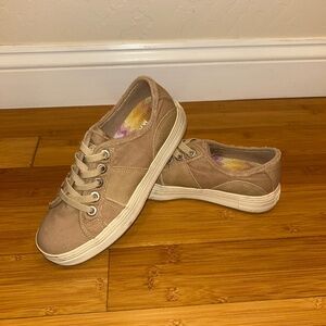 Small platform shoes